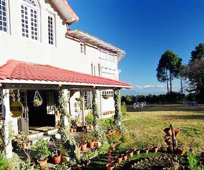 https://imgcld.yatra.com/ytimages/image/upload/t_hotel_yatra_city_desktop/v1399031224/Domestic Hotels/Hotels_Ranikhet/Hotel Chevron Rosemount/Overview 2.jpg